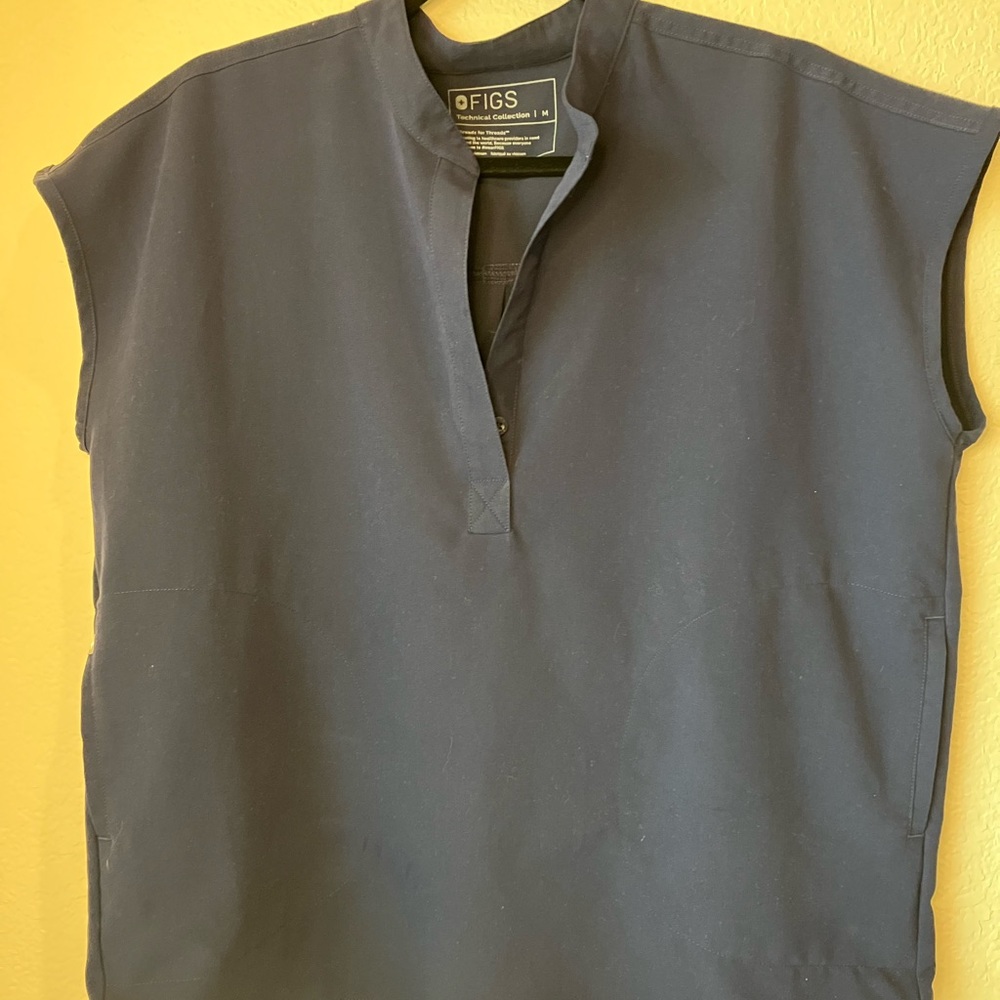 FIGS NAVY women’s Rafaela Oversized scrub top  Sleeveless Medium